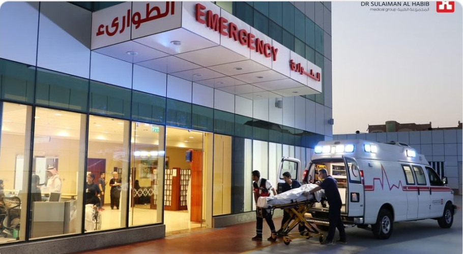 طوارئ مستشفى “سليمان الحبيب” تُنقذ عاملاً استقرت قطعة معدنية متطايرة برقبته