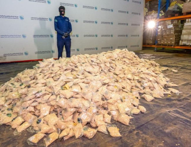 “الزكاة والضريبة والجمارك” في منفذ البطحاء تُحبط محاولة تهريب أكثر من 4 ملايين حبة كبتاجون مُخبأة في إرسالية “أفران”