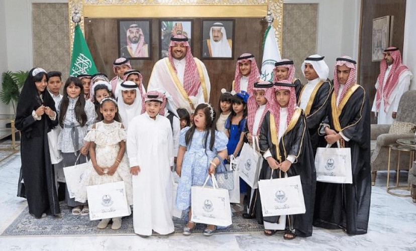 أمير الحدود الشمالية يشارك الأيتام وأبناء شهداء الواجب والأشخاص ذوي الإعاقة فرحة العيد