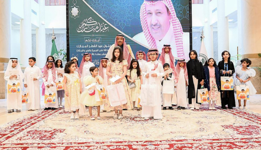 أمير منطقة الباحة يبادل أبناء شهداء الواجب والأيتام تهاني العيد ويقدم لهم عدداً من الهدايا