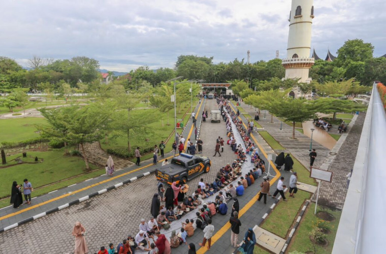 وزارة الشؤون الإسلامية تحطم الرقم القياسي بأطول مائدة إفطار أقيمت في سومطرة الغربية بطول 1200 متر ضمن برنامج خادم الحرمين الشريفين