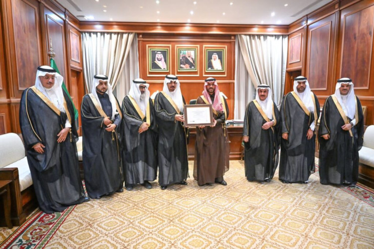 نائب أمير منطقة حائل يتسلم شهادة الإنجاز العالمي لمشروع منصة جامعة حائل للتعليم الإلكتروني والتقرير السنوي للجامعة