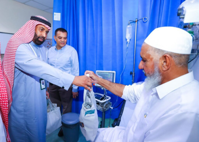 توزيع الهدايا على مرضى “النعيرية العام”