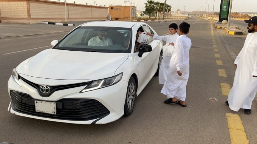 منسوبو متوسطة الرفيعة يوزعون وجبات الإفطار بالتعاون مع “بنات الجوف فيهن خير”