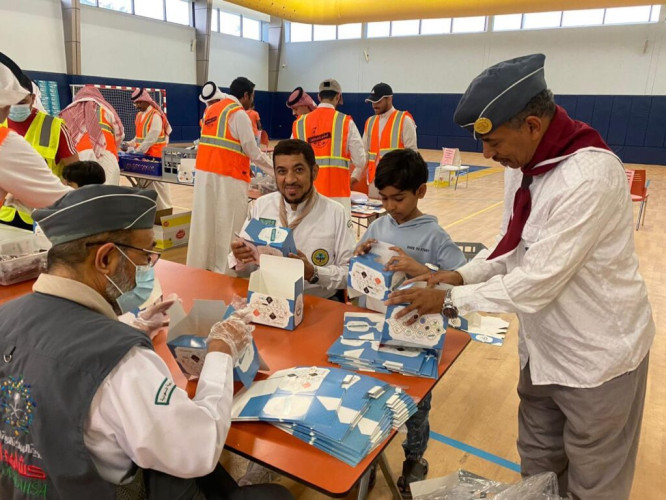 قادة كشافة جمعية البر بالأحساء يوزعون وجبة إفطار الصائم على قائدي المركبات
