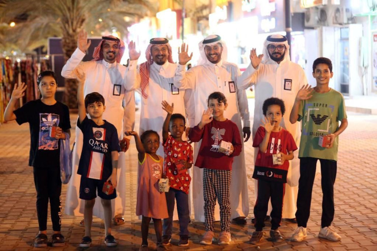 محافظ وادي الدواسر يتقدم جموع الأهالي في صلاة العيد