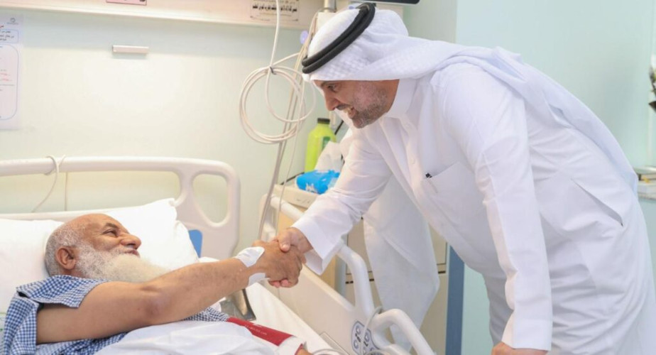 وزير الصحة يعايد مرضى ومنسوبي”سعود الطبية”