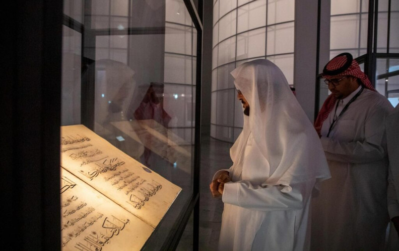 وزير الشؤون الاسلامية يشيد بمعرض “بينالي للفنون الإسلامية”