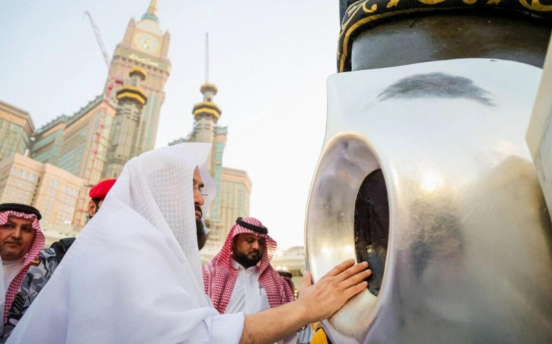 شؤون الحرمين تجري صيانة لكسوة الكعبة المشرفة وتطييبها