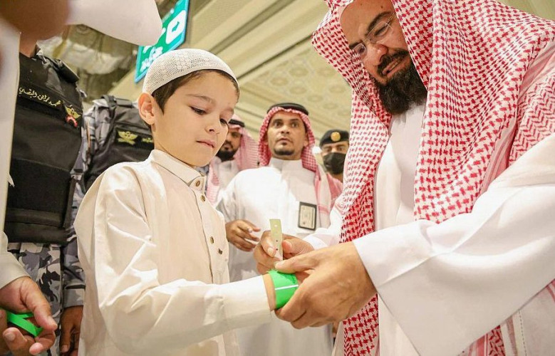 الشيخ السديس يدشِّن أجهزة رقمية لطباعة أساور للزائر الصغير بالمسجد الحرام