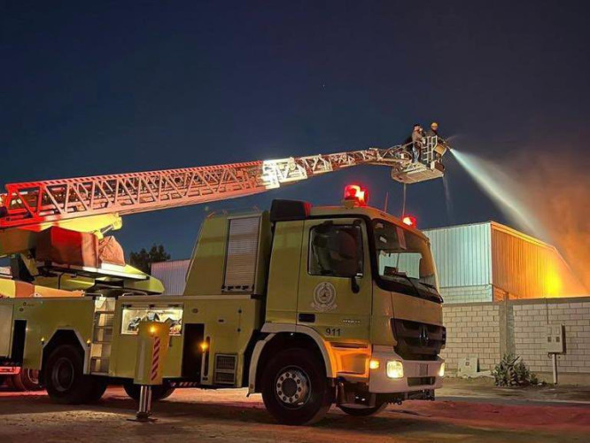 حريق يشب في مستودع بـ”قوزين جدة” و”المدني” يخمده