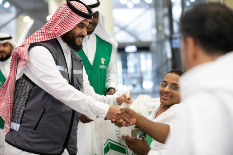 “هدية” تستقبل 35 معتمرًا من الأشخاص ذوي الإعاقة بالهدايا وماء زمزم