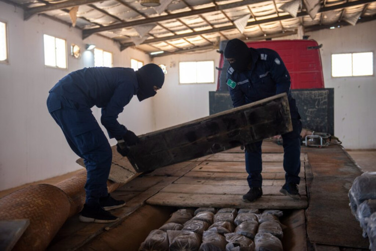 الزكاة والضريبة والجمارك في منفذ الوديعة تُحبط محاولة تهريب أكثر من 860 كيلوجراماً من “الحشيش”