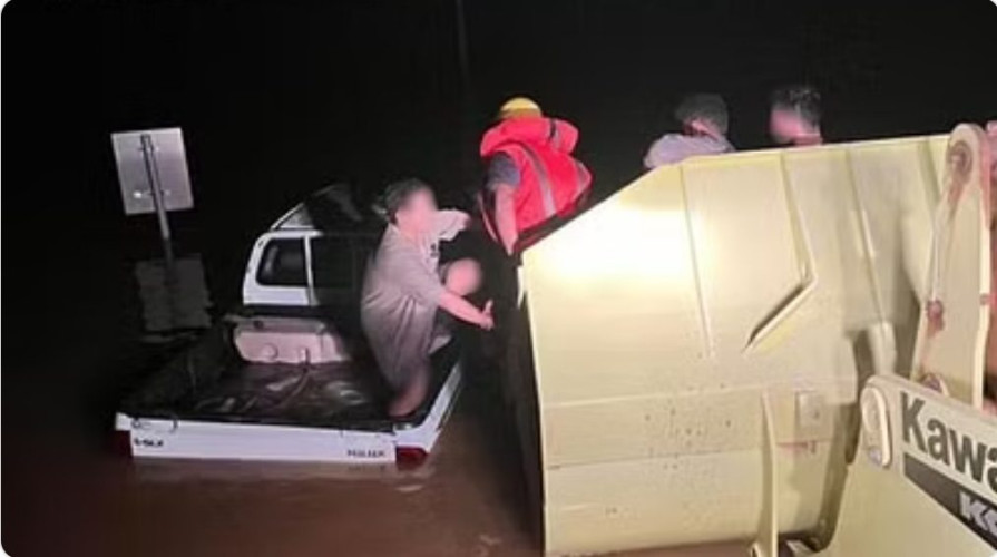 إنقاذ 3 أشخاص احتُجِزوا بمركبتهم داخل سيل في رياض الخبراء