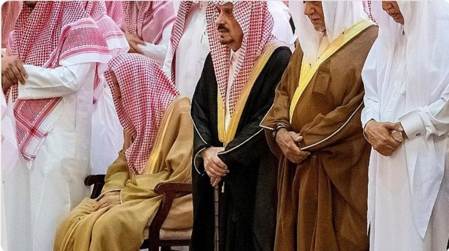 أمير منطقة الرياض يؤدي صلاة الميت على “عبدالرحمن بن عبدالله بن عبدالرحمن آل سعود”