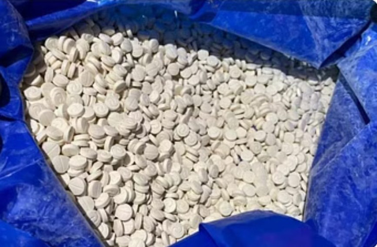 دوريات الأمن بجدة تقبض على مقيمين بحوزتهما أمفيتامين