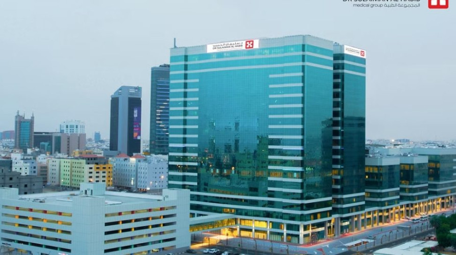 مستشفى الدكتور سليمان الحبيب بالخُبر ينجح في إجراء عملية ناجحة لـ”ثلاثيني” عانى جراحة سمنة غير دقيقة