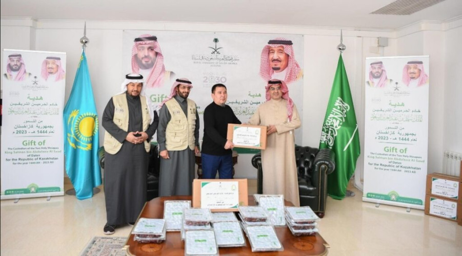 وزارة الشؤون الإسلامية تسلم هدية خادم الحرمين الشريفين من التمور لعدد من الدول