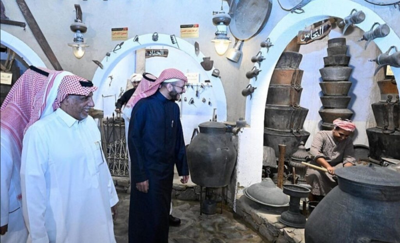 محافظ الطائف يزور متحف الشريف التراثي