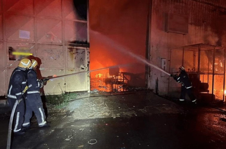 “مدني الرياض” يخمد حريقاً شبَّ في ورشتَي نجارة