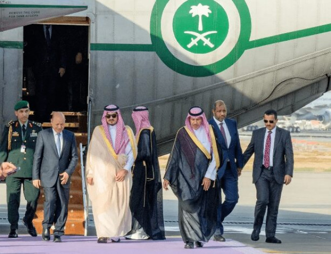 رئيس مجلس القيادة الرئاسي اليمني يصل جدة للمشاركة في القمة العربية 32