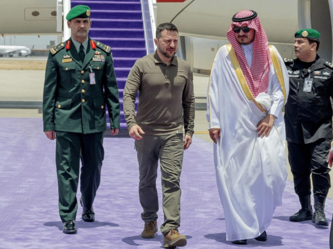 الرئيس الأوكراني يصل جدة لحضور القمة العربية 32