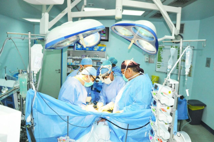 جراحة عاجلة لإغلاق ثقب في قلب رضيع بالقصيم