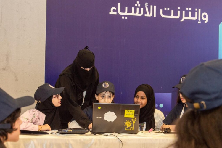 140 طالبا وطالبة من تعليم عسير يشاركون التجارب العلمية حول الفضاء