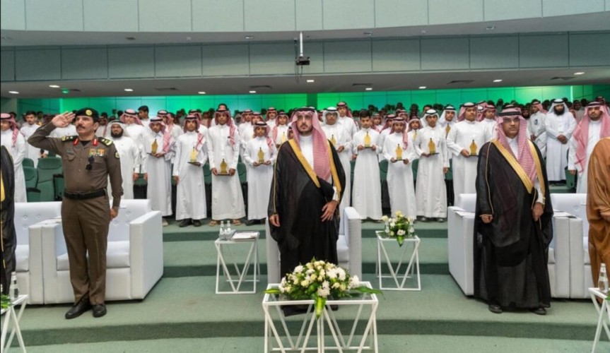 أمير الجوف يكرّم الطلاب المتفوقين بالمنطقة