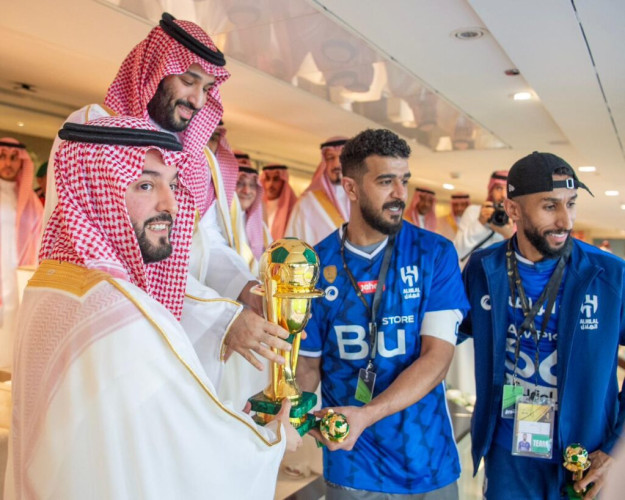 نيابة عن خادم الحرمين الشريفين.. ولي العهد يتوج الهلال بكأس خادم الحرمين الشريفين