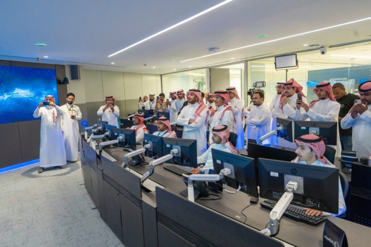 هبوط ناجح للمركبة الفضائية التي تقلّ رائدي الفضاء السعوديين في المحيط الأطلسي