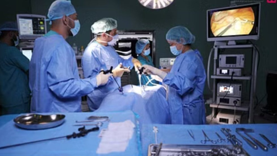 مستشفى سليمان الحبيب بالتخصصي يُنهي معاناة ستيني من ورم نادر بالبطن بحجم 31 سم