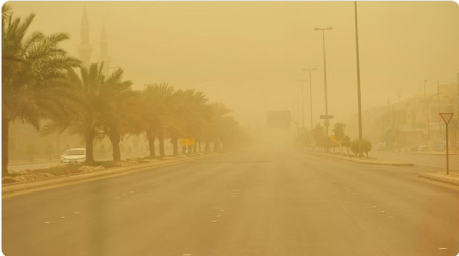 رياح نشطة وأتربة مثارة في مناطق عِدّة وفرص للأمطار الرعدية جنوبًا خلال الأيام القادمة