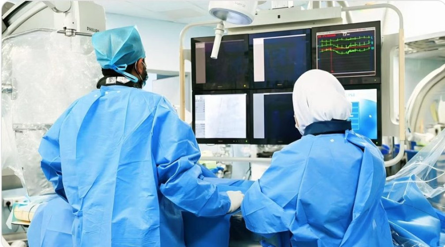 فريق طبي بالمدينة يُنقذ مواطناً خمسينياً توقف قلبه نصف ساعة إثر نوبة قلبية