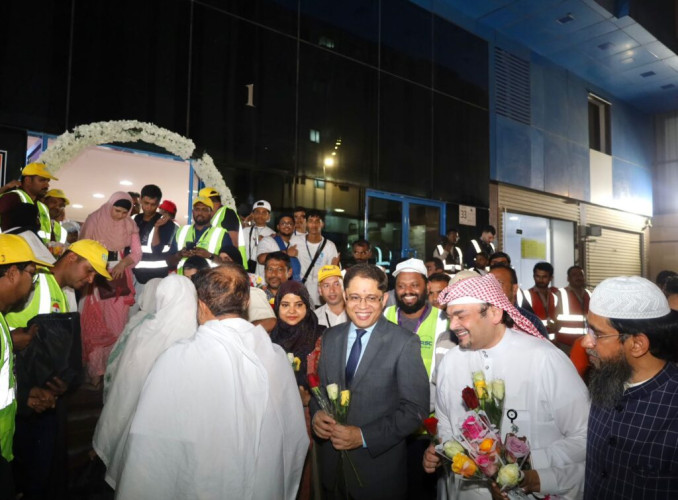 بحضور القنصل الهندي بالمملكة: “رواف منى” تستقبل “4000 حاج” من الهند بالهدايا وماء زمزم