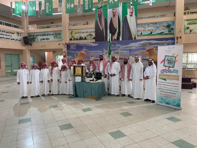 طلاب في وادي الدواسر يكرمون معلمهم قبل 33 عاماً في يوم تقاعده