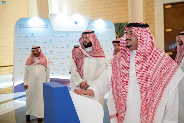 نائب أمير منطقة الرياض يدشّن قافلة “طيف عزيز”
