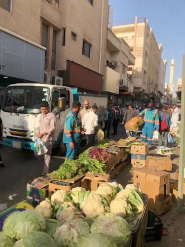 أمانة الشرقية تنفذ حملات على الباعة الجائلين المخالفين تسفر عن مصادرة 12 طن خضار وفواكه وبضائع متنوعة بالدمام