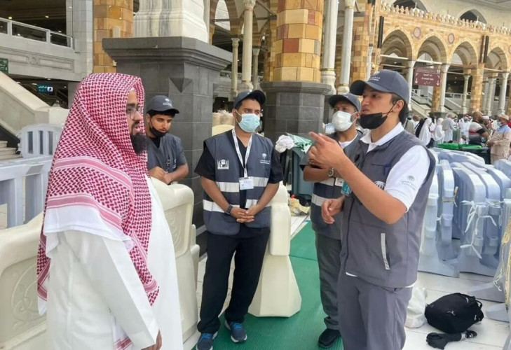الفرق الصحية التطوعية تقدم خدماتها لضيوف الرحمن في المسجد الحرام