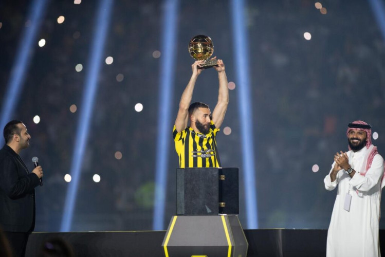 كريم بنزيما يرفع الكرة الذهبية فى الجوهرة المشعة أمام جماهير الاتحاد