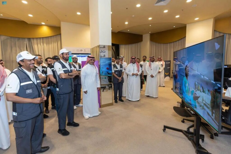 وزير الحج والعمرة يزور غرفة العمليات الإعلامية بمكة