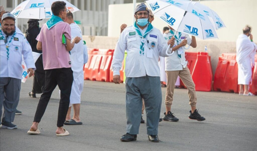 خمسيني مصاب بـ “شلل الأطفال” ينافس الشباب في خدمة الحجاج