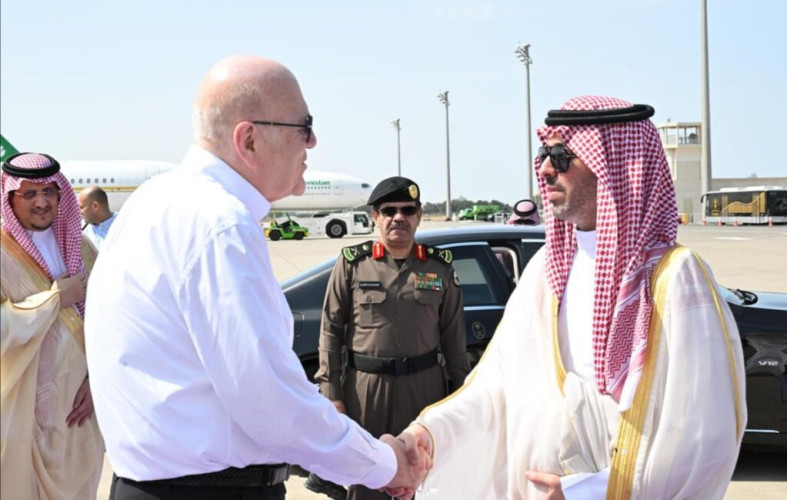 رئيس الوزراء اللبناني يُغادر جدة