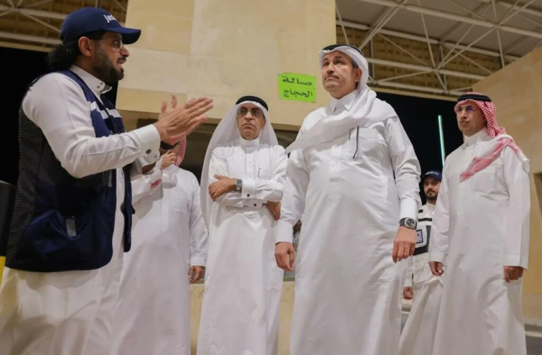 وزير النقل والخدمات اللوجستية يقف على جاهزية صالة الحجاج ويتفقد الحركة التشغيلية لكوادر ومرافق مطار الملك عبدالعزيز الدولي بجدة