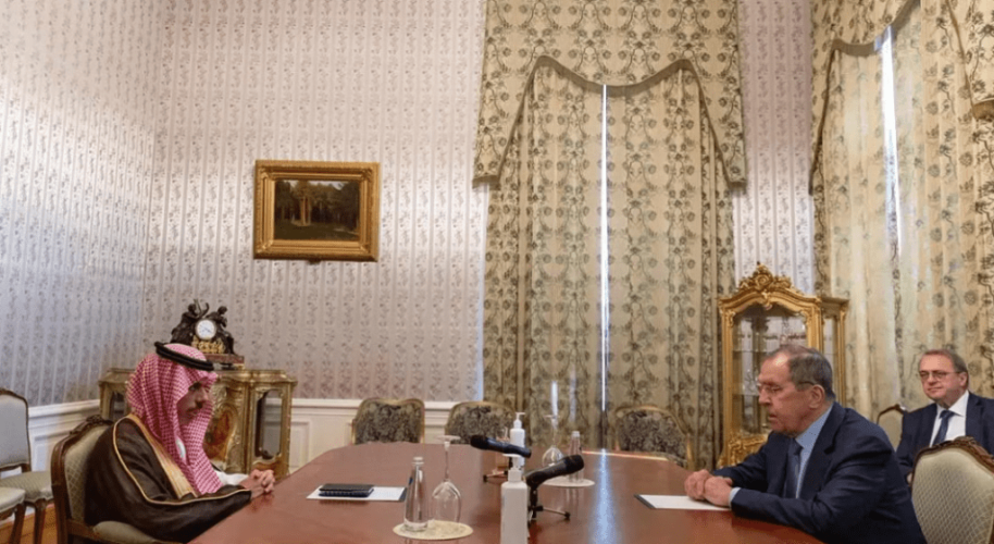 فيصل بن فرحان يلتقي وزير خارجية روسيا ويبحثان تعزيز علاقات البلدين