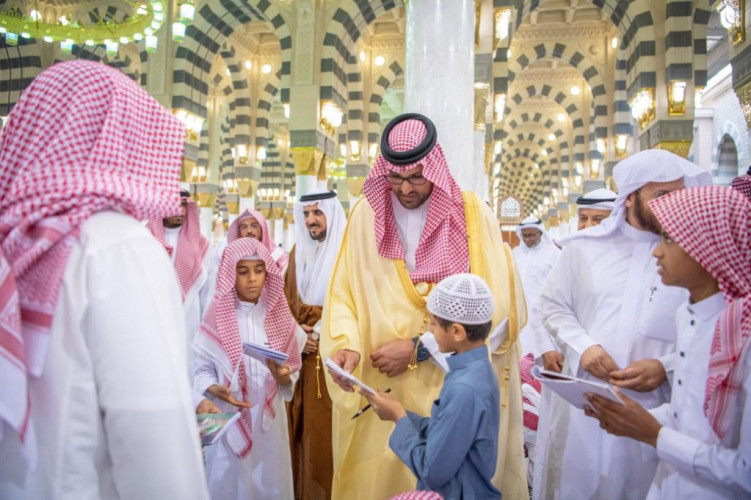 نائب أمير منطقة ⁧‫المدينة المنورة‬⁩ يقوم بزيارة تفقدية لحلقات ⁧‫القرآن الكريم‬⁩ والمتون العلمية في رحاب ⁧المسجد النبوي‬⁩