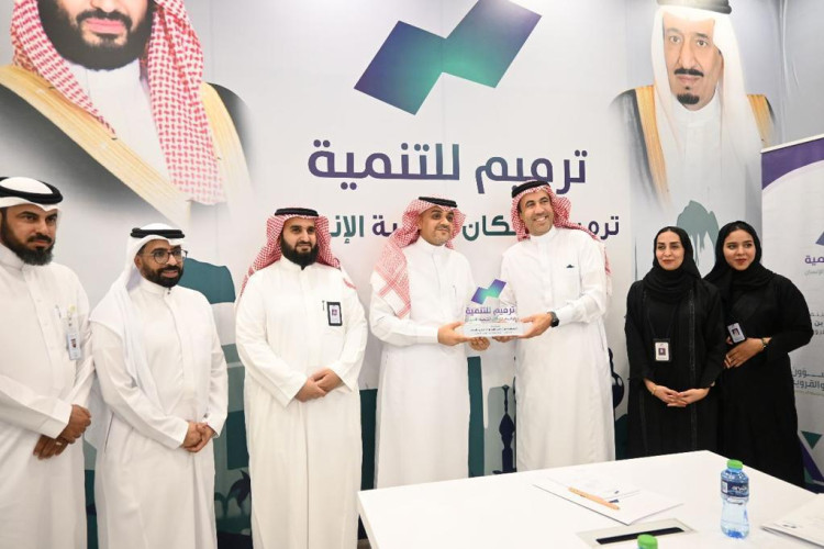 نائب وزير الشؤون البلدية والقروية والإسكان يزور جمعية ترميم للتنمية