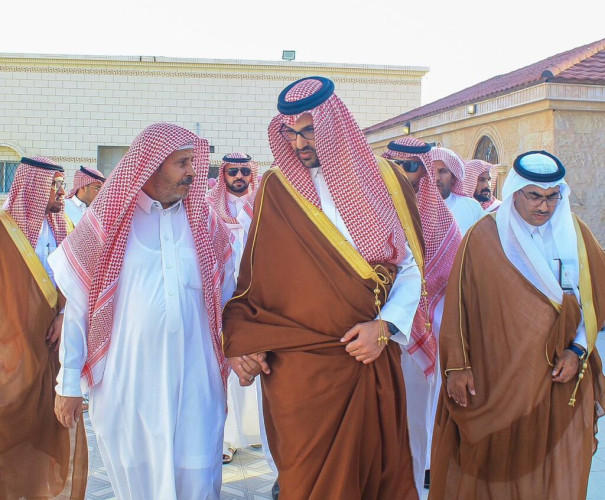 سمو نائب أمير منطقة ⁧‫المدينة المنورة‬⁩، ⁧‫سعود بن خالد الفيصل‬⁩ يقدم العزاء لأسرة الشهيد الملازم الطيار محمد بن عواد الجهني