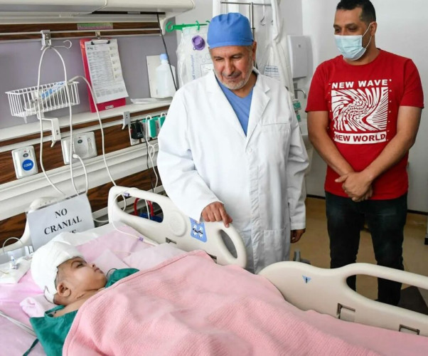 الدكتور الربيعة يطمئن على صحة التوأم السيامي المصري “سلمى و سارة” بعد أسبوعين من فصلهما