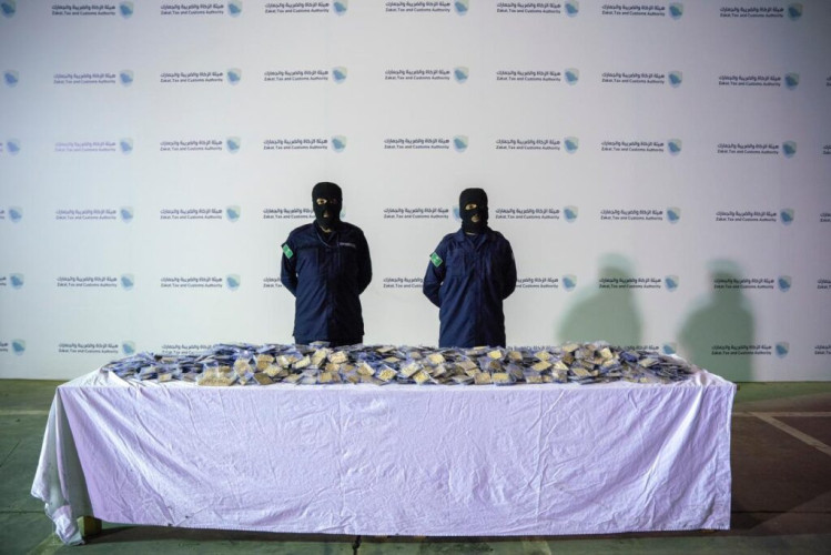 جمرك مطار الملك عبدالعزيز يُحبط محاولة تهريب أكثر من 170 ألف حبة كبتاجون مُخبأة في إرسالية “نحل”